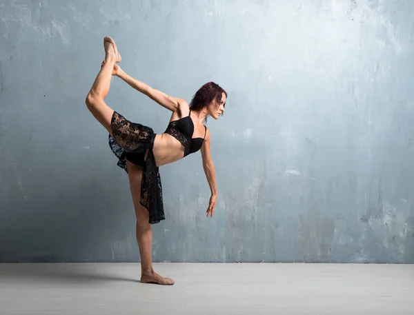 Ballerina Dancing Grunge Wall Background — Stock Photo, Image