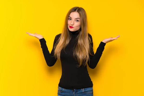 Jovem Mulher Bonita Sobre Fundo Amarelo Com Dúvidas Levantar Mãos — Fotografia de Stock