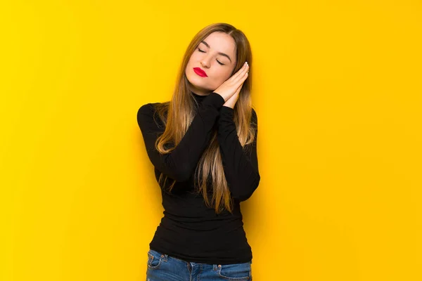 Joven Mujer Bonita Sobre Fondo Amarillo Haciendo Gesto Sueño Expresión —  Fotos de Stock