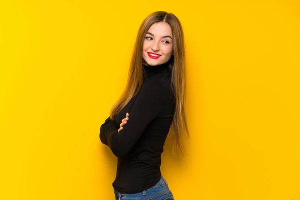 Joven Mujer Bonita Sobre Fondo Amarillo Mirando Por Encima Del —  Fotos de Stock