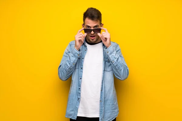 Handsome Man Yellow Wall Glasses Surprised — Stock Photo, Image