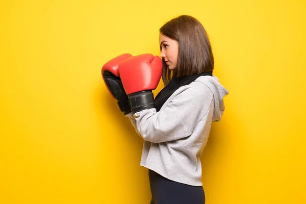 Jovem Mulher Esporte Sobre Fundo Amarelo Com Luvas Boxe — Fotografia de Stock