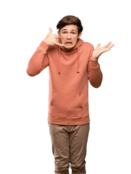 Adolescente Homem Com Camisola Fazendo Gesto Telefone Duvidar Sobre Fundo — Fotografia de Stock