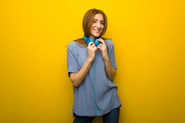 Giovane Rossa Ragazza Sfondo Muro Giallo Con Cuffie — Foto Stock