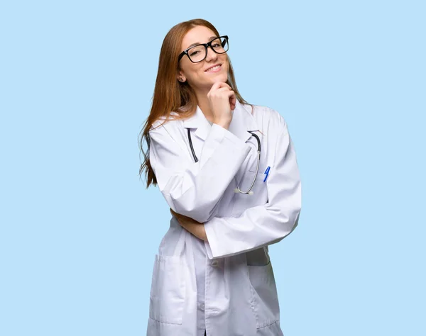 Rossa Medico Donna Con Gli Occhiali Sorridente Sfondo Blu Isolato — Foto Stock