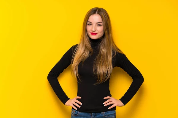 Young Pretty Woman Yellow Background Posing Laughing Looking Front — Stock Photo, Image