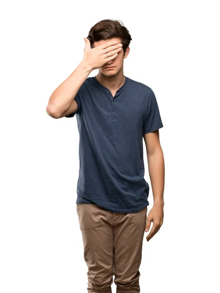 Dospívající Muž Pokrývající Oči Rukama Nechtějí Vidět Něco Izolované Bílém — Stock fotografie