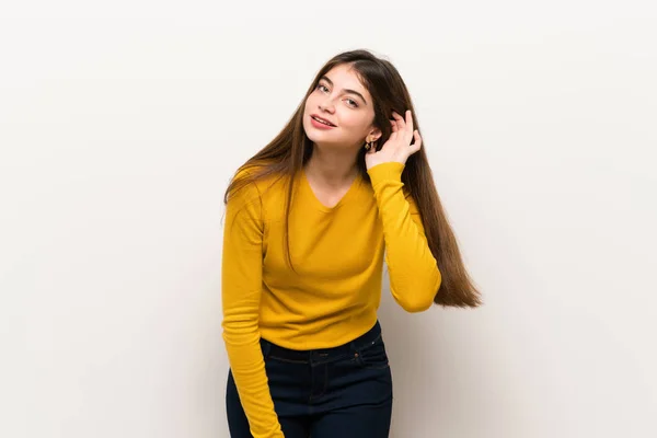 Mujer Joven Con Suéter Amarillo Escuchando Algo Poniendo Mano Oreja — Foto de Stock