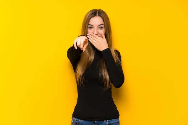 Junge Hübsche Frau Auf Gelbem Hintergrund Zeigt Mit Dem Finger — Stockfoto
