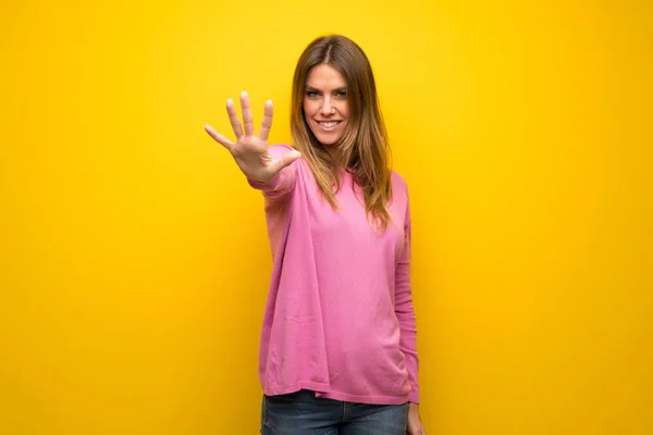 Woman Pink Sweater Yellow Wall Counting Five Fingers — Stock Photo, Image
