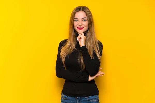 Joven Mujer Bonita Sobre Fondo Amarillo Sonriendo Mirando Hacia Frente —  Fotos de Stock