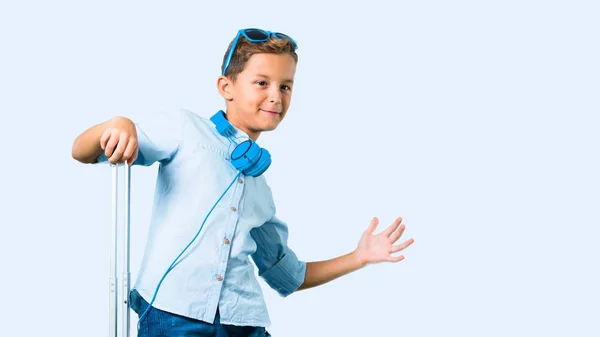 Niño Con Gafas Sol Auriculares Viajando Con Maleta Orgullosa Auto —  Fotos de Stock