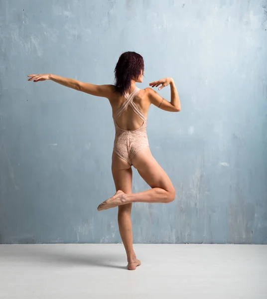 Ballerine Dansant Sur Fond Mur Grunge — Photo