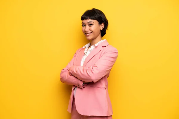 Mulher Moderna Com Terno Negócios Rosa Com Braços Cruzados Olhando — Fotografia de Stock