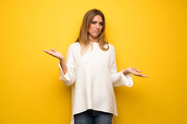 Blonde Vrouw Gele Muur Ongelukkig Gefrustreerd Met Iets Omdat Iets — Stockfoto