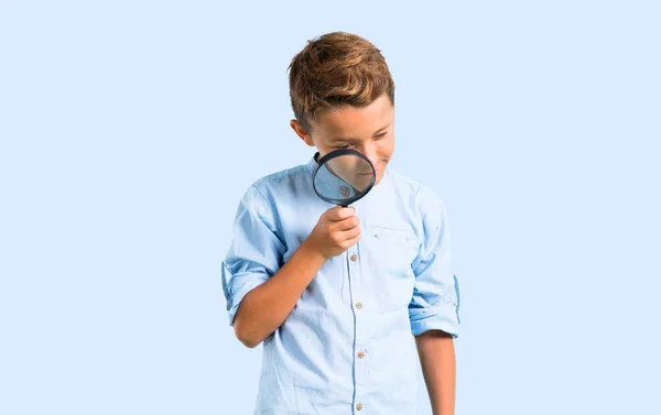 Little Kid Magnifying Glass Color Baackground — Stock Photo, Image
