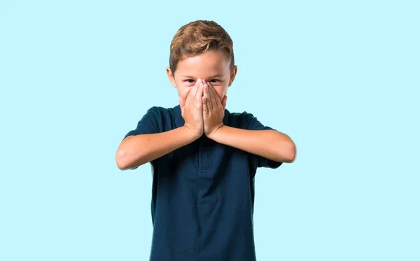 Pequeño Niño Riendo Sobre Fondo Azul — Foto de Stock