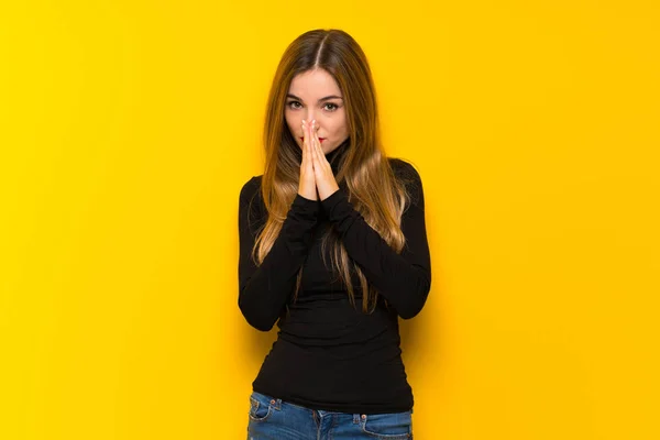 Jovem Mulher Bonita Sobre Fundo Amarelo Mantém Palma Mão Juntos — Fotografia de Stock