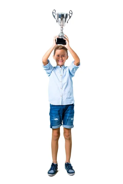 Niño Pequeño Sosteniendo Trofeo Sobre Fondo Blanco Aislado —  Fotos de Stock