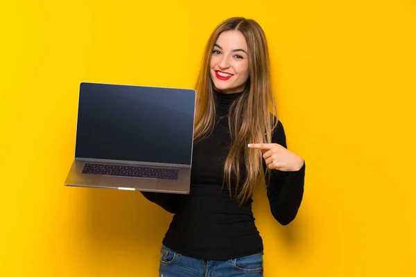 Young Pretty Woman Yellow Background Showing Laptop — Stock Photo, Image