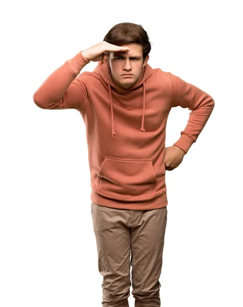 Teenager Mann Mit Sweatshirt Schaut Mit Der Hand Weit Weg — Stockfoto