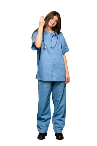 在孤立的白色背景上做意大利手势的年轻护士的全长镜头 — 图库照片