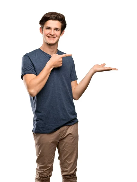 Teenager Mann Mit Kopierraum Imaginäre Auf Der Handfläche Eine Anzeige — Stockfoto