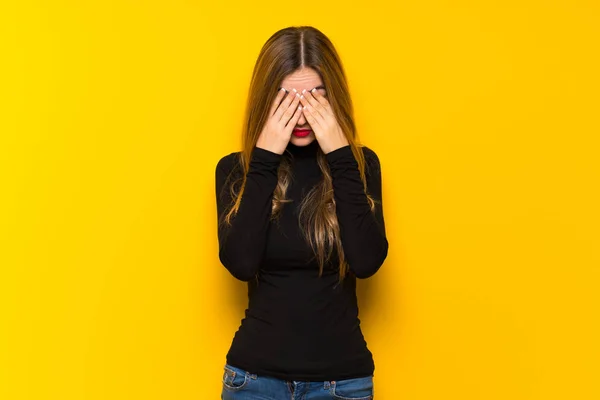 Jovem Mulher Bonita Sobre Fundo Amarelo Com Expressão Cansada Doente — Fotografia de Stock