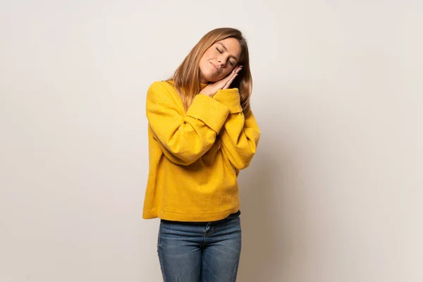 Frau Mit Gelbem Pullover Über Isolierter Wand Macht Schlafende Geste — Stockfoto