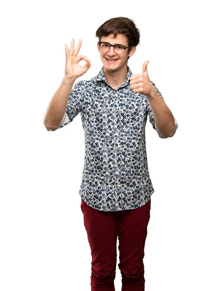 Adolescente Homem Com Flor Camisa Óculos Mostrando Sinal Com Dando — Fotografia de Stock