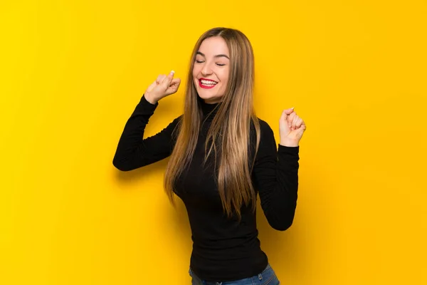 Joven Bonita Mujer Sobre Amarillo Fondo Feliz Saltando —  Fotos de Stock