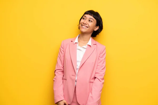Σύγχρονη Γυναίκα Ροζ Business Κοστούμι Χαμογελαστά — Φωτογραφία Αρχείου