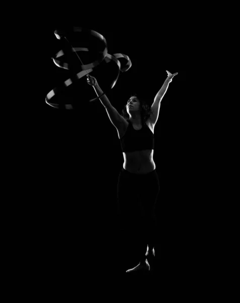 Γυναίκα Κάνει Ρυθμική Γυμναστική Κορδέλα Μαύρο Φόντο — Φωτογραφία Αρχείου