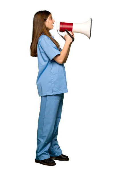Ολόσωμο Στιγμιότυπο Από Νεαρά Νοσοκόμα Φωνάζει Μέσα Από Ένα Τηλεβόα — Φωτογραφία Αρχείου