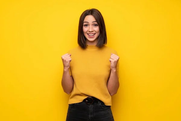 Mujer Joven Sobre Pared Amarilla Celebrando Una Victoria Posición Ganadora —  Fotos de Stock