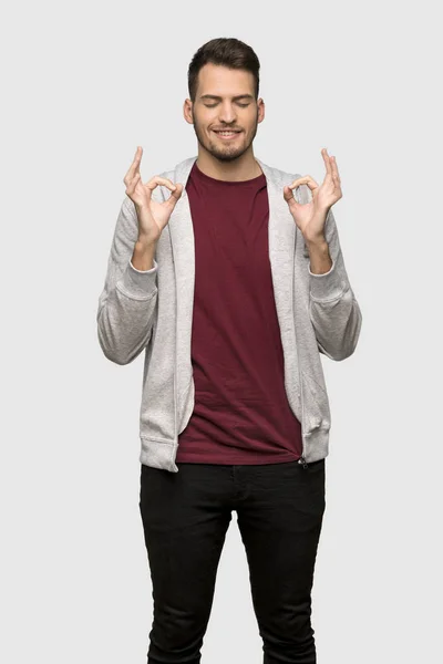 Mannen Med Sweatshirt Zen Utgör Över Grå Bakgrund — Stockfoto