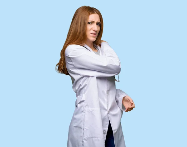 Kızıl Saçlı Doktor Kadın Için Bir Çaba Izole Mavi Arka — Stok fotoğraf