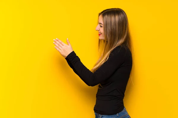 Giovane Bella Donna Sfondo Giallo Applaudendo Dopo Presentazione Una Conferenza — Foto Stock