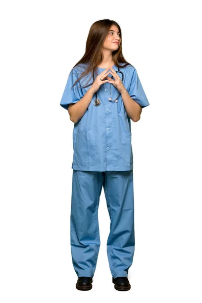Fullängds Skott Ung Sjuksköterska Intrigerande Något Isolerade Vit Bakgrund — Stockfoto