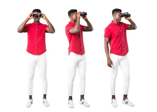 Conjunto Joven Afroamericano Hombre Buscando Algo Distancia Con Prismáticos —  Fotos de Stock