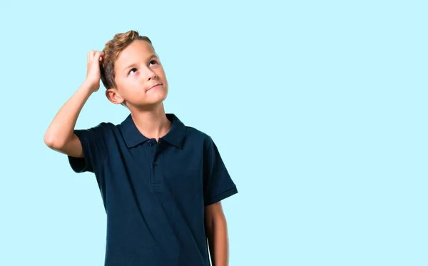 Anak Kecil Berdiri Dan Berpikir Ide Latar Belakang Biru — Stok Foto