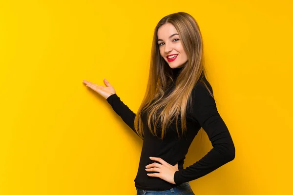 Joven Mujer Bonita Sobre Fondo Amarillo Apuntando Hacia Atrás Presentando — Foto de Stock