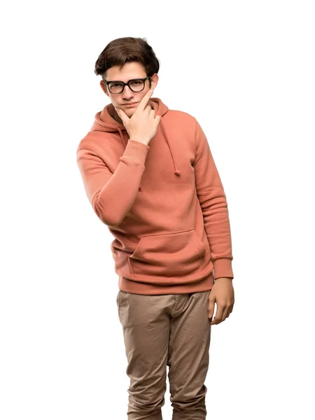Tonåringen Man Med Sweatshirt Med Glasögon Och Leende Över Isolerade — Stockfoto
