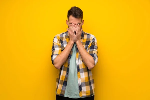 Pohledný Muž Přes Žlutou Zeď Nemocný Unavený Výraz — Stock fotografie