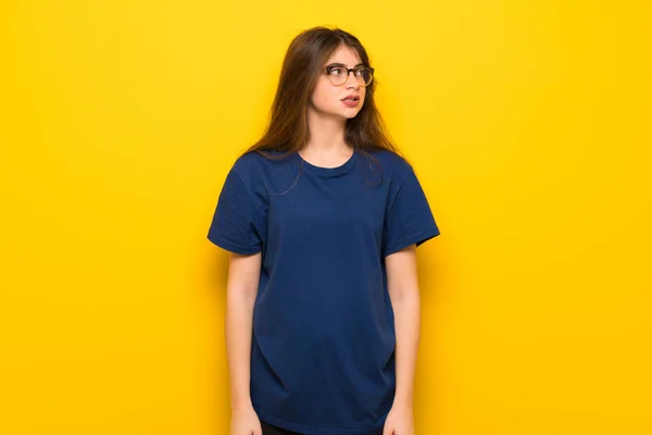 Mujer Joven Con Gafas Sobre Pared Amarilla Poco Nervioso Asustado — Foto de Stock