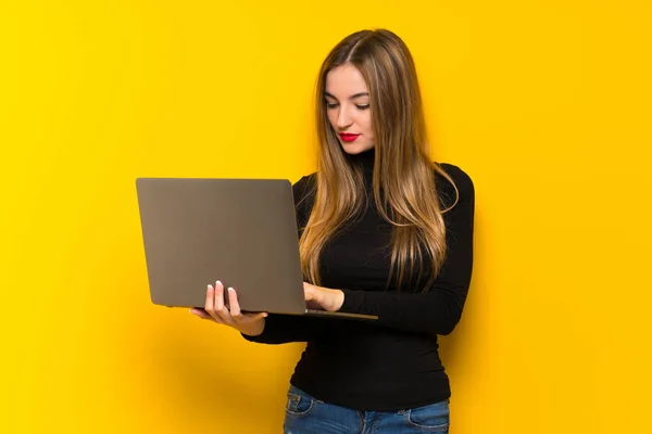 Young Pretty Woman Yellow Background Laptop — Stock Photo, Image