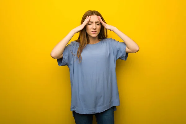 Junge Rothaarige Mädchen Über Gelbe Wand Hintergrund Unglücklich Und Frustriert — Stockfoto