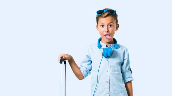 Ragazzo Con Occhiali Sole Cuffie Che Viaggia Con Sua Valigia — Foto Stock