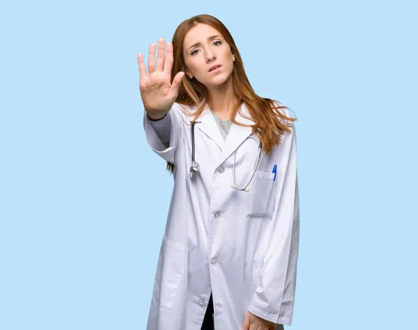 Rossa Medico Donna Fare Stop Gesto Negando Una Situazione Che — Foto Stock