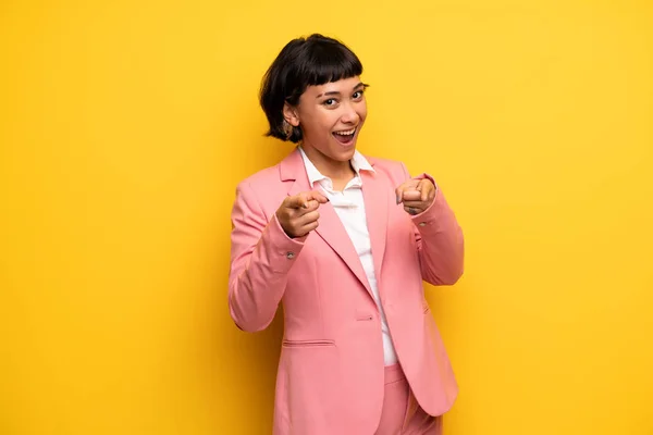 Moderna Kvinnan Med Rosa Business Suit Pekar Finger Dig Medan — Stockfoto